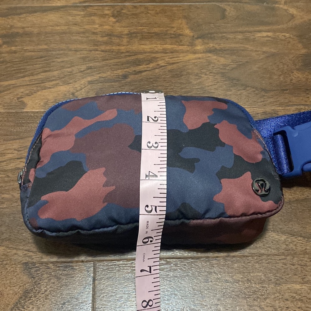 Lululemon Everywhere Belt Bag Heritage 365 Camo Smoky Red Night Sea Multi - Picture 7 of 10